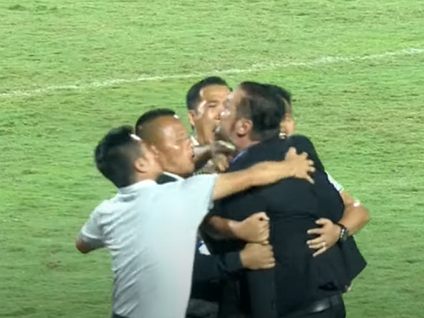 Sân bóng V.League náo loạn, CĐV chủ nhà quây kín xe đội khách, cảnh sát cơ động phải can thiệp