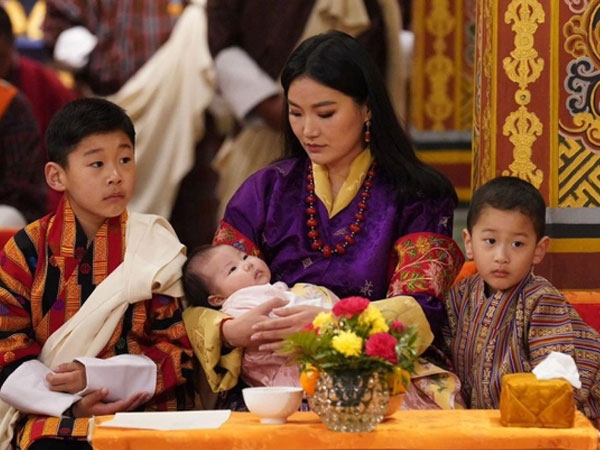 Diện mạo tiểu công chúa Bhutan chính thức được hé lộ sau 3 tháng
