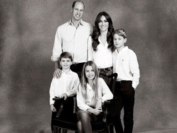 Gia đình William - Kate 'gây sốt' khi công bố ảnh thiệp Giáng sinh đặc biệt chưa từng thấy, Charlotte gây ngỡ ngàng với thần thái ấn tượng