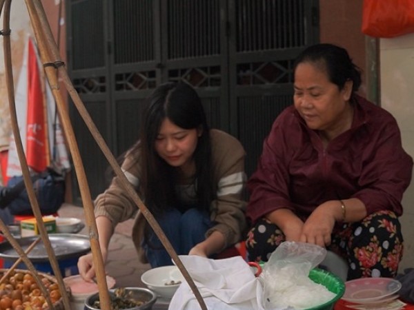 Rủ nhau đến quán gánh hơn 40 năm ở Hà thành, vừa ăn vừa xuýt xoa chảy nước mắt