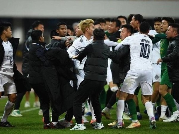 AFC ra án phạt vụ 2 đội bóng Trung Quốc và Thái Lan ẩu đả tại Cúp C1 châu Á