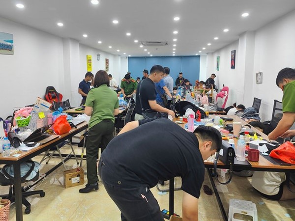 Thủ đoạn tinh vi của đường dây giả danh các bác sĩ bệnh viện lớn để bán thuốc giả cho 8.000 người