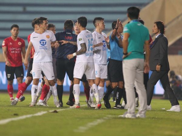 V-League nảy lửa và phía sau những cái đầu nóng