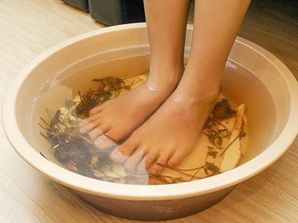 6 nhóm người ngâm chân với nước nóng chẳng khác gì 'tự sát dần dần'