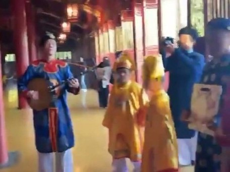 Đơn vị quản lý Đại nội Huế nói gì khi tổ chức đội nhạc đón đoàn du khách ở Thế miếu?