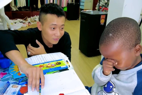 Lôi Con bất ngờ bị Quang Linh Vlogs cấm mọi hoạt động, chỉ được tập trung một thứ nhưng được dân tình nhiệt tình ủng hộ