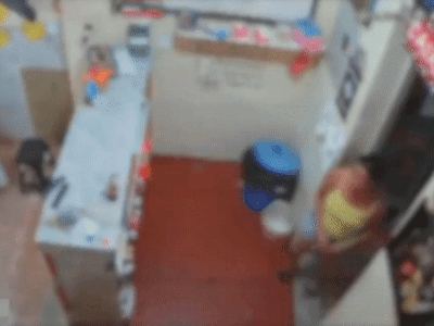 Clip: Nghi ghen tuông, vợ châm lửa thiêu chồng ngay giữa cửa hàng