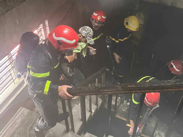 Gần 60 cảnh sát cứu 12 người thoát khỏi căn nhà 4 tầng bốc cháy ở TP HCM