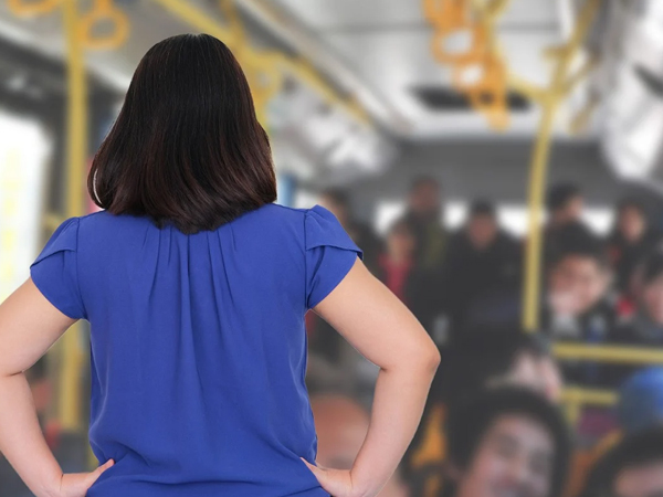Đòi nhường chỗ không được, nữ sinh dọa 'xiên' những vị khách trên xe buýt