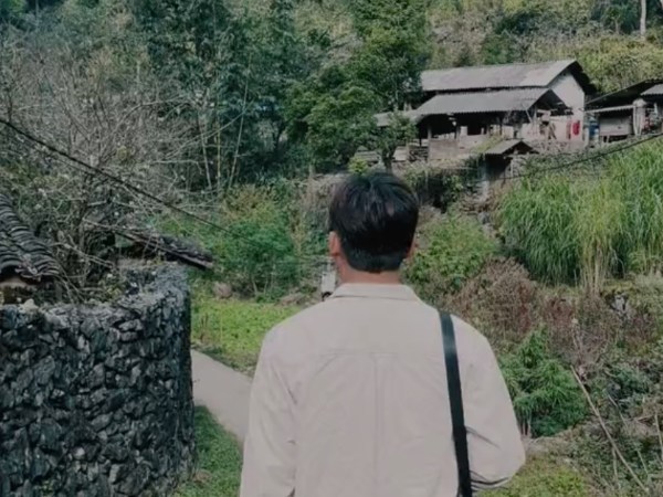 Dân tình rủ nhau đi du lịch ở 'làng địa ngục' ngày một đông, tới mùa xuân thì nơi này càng đẹp