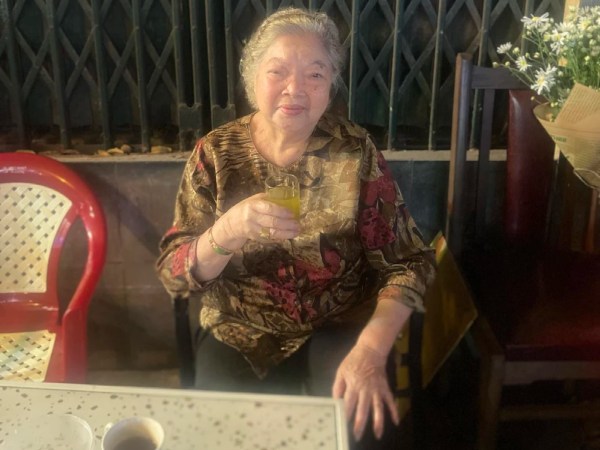 Nữ diễn viên 85 tuổi thích ngồi quán nước chè cắn hạt dưa, tâm sự bạn bè bất ngờ được phong NSƯT