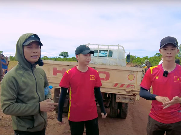 'Đại gia' tặng quà cho hàng trăm người dân ở Quang Linh Farm, biết danh tính lại càng cảm kích