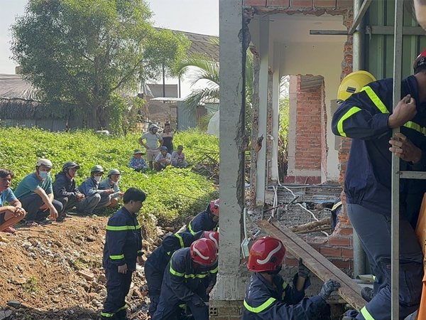 Sập nhà đang thi công, một người bị vùi lấp