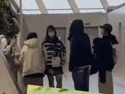 1 nam idol bị fan cuồng tạt nước như mưa vào người ở sân bay, phải cầu cứu cảnh sát sau nhiều lần bị quấy rối