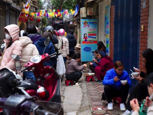 Khách 'canh giờ' xếp hàng, lặn lội chục km chờ ăn bánh trôi tàu ở vỉa hè Hà Nội