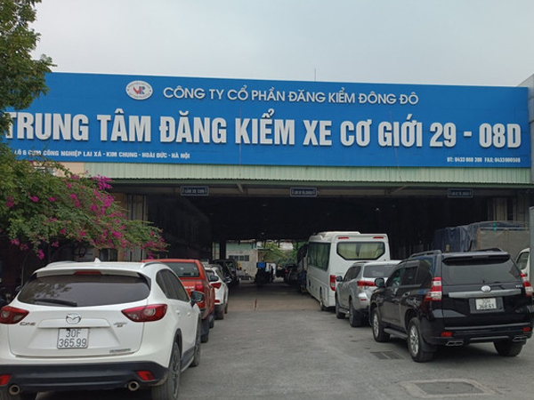 Ô tô xếp hàng dài chờ đăng kiểm tại Hà Nội
