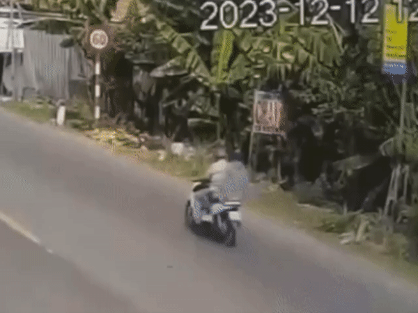 Clip: Chồng bất ngờ đâm vợ dã man khi đang chở nhau trên đường