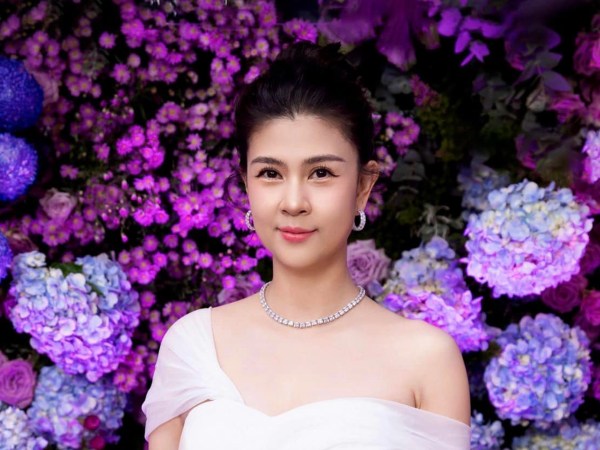 Sau 11 năm ly hôn Phước Sang, Kim Thư tay trắng thành bà chủ, cuộc sống giàu có, hạnh phúc bên bạn trai