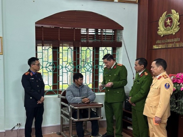 Bắt một Trưởng ban Mặt trận Tổ quốc, thu giữ 1 bánh heroin và gần 10kg thuốc phiện