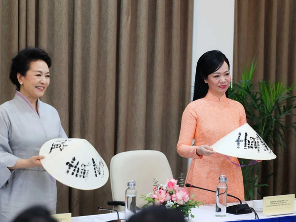 Hai phu nhân Chủ tịch nước Việt Nam, Trung Quốc giao lưu với sinh viên Đại học Quốc gia Hà Nội