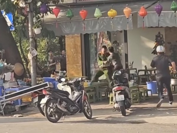 Bị đâm trọng thương, Trung tá Công an vẫn dũng cảm bắt giữ kẻ côn đồ