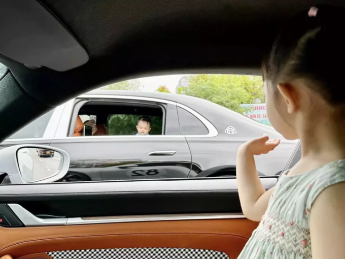 Con trai và con gái của Cường Đô la sử dụng xe sang hơn 30 tỷ đồng