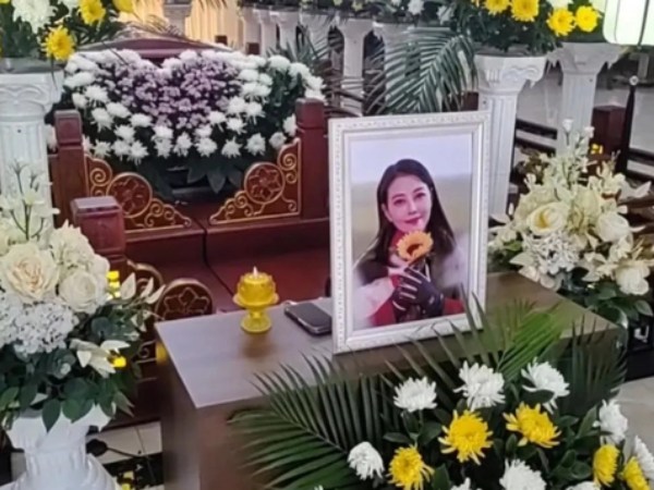 Hé lộ loạt ảnh đầu tiên trong tang lễ Châu Hải My, sự thật ra sao khiến fans phẫn nộ?