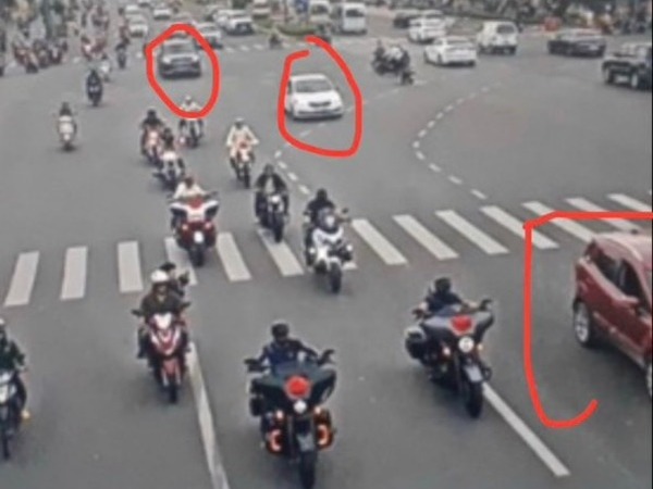 Đoàn mô tô Harley 'khoe mẽ' trên cầu Bình Lợi: Đi rước dâu!