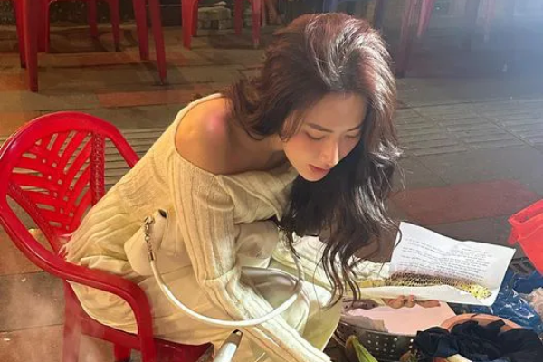 Xuất hiện thêm 'hot girl bán khoai' khiến dân tình xôn xao, thân thế thực sự mới bất ngờ