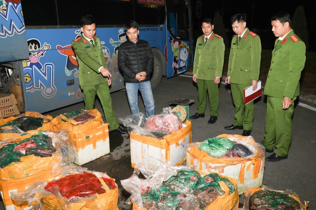 Liên tiếp phát hiện thực phẩm bốc mùi hôi thối trên đường đi tiêu thụ