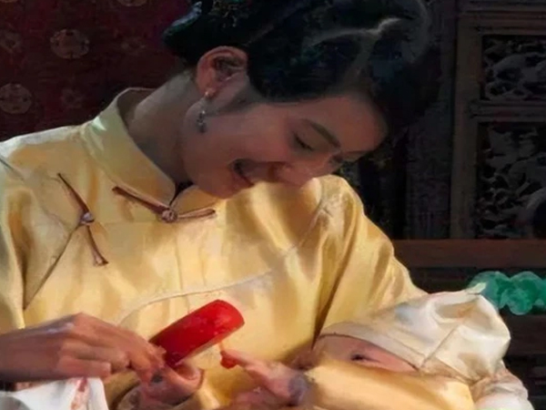 Tại sao phụ nữ thời xưa rõ ràng có thể cho con bú, nhưng các gia đình giàu thường thuê bà vú về nuôi con?