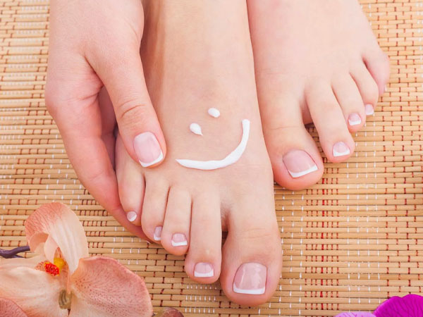 Cách chữa da khô trả lại 'gót ngọc' trong mùa lạnh