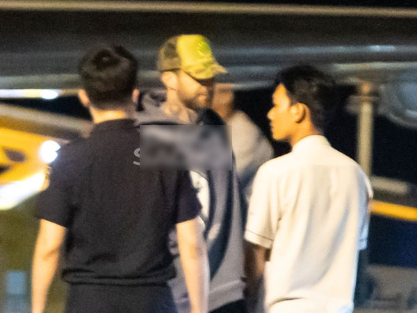 Maroon 5 đổ bộ Phú Quốc bằng chuyên cơ giữa đêm, thủ lĩnh Adam Levine thần thái siêu sao áp đảo