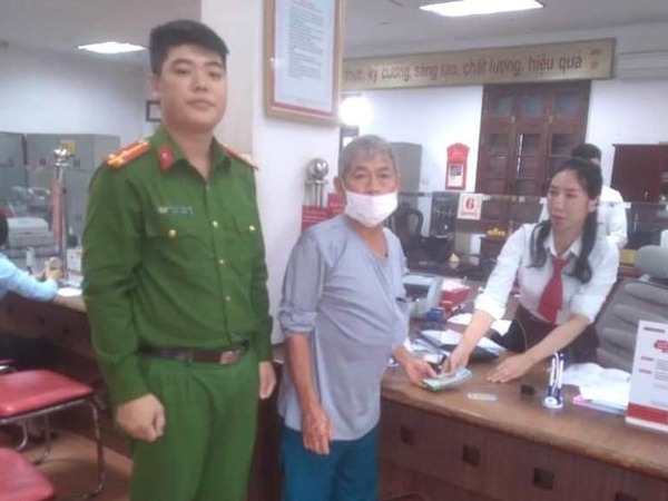 Hi Hữu: Chồng đến ngân hàng chuyển tiền cho đối tượng lừa đảo, vợ ở nhà báo công an