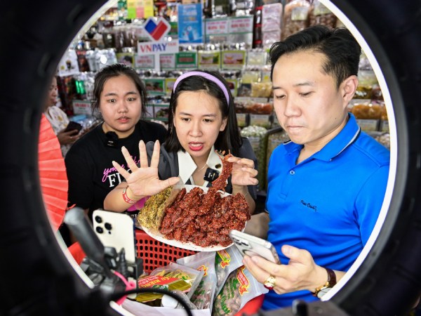 Tiểu thương chợ Bến Thành 'bùng nổ' đơn hàng trong 1 giờ livestream