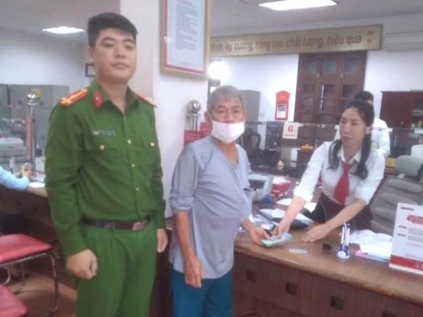 Hi Hữu: Chồng đến ngân hàng chuyển tiền cho đối tượng lừa đảo, vợ ở nhà báo công an