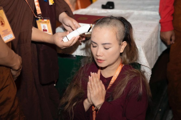 Bị nói 'xuống tóc xuất gia là làm màu để PR', Hoàng Yến lên tiếng