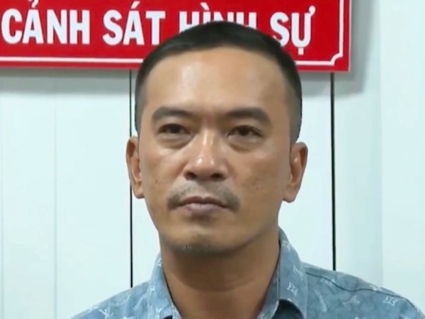 Gã công an dỏm cho người phụ nữ xem còng số 8...rồi lừa hơn 9 tỷ đồng