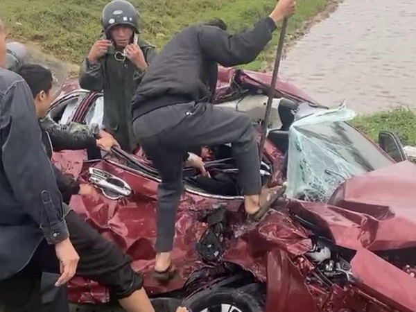 Cạy cửa cứu nhiều người bị thương trong chiếc ô tô bẹp dúm bên đường