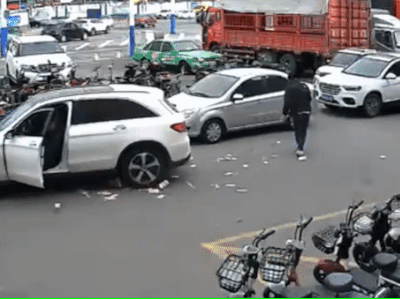 Clip: Thấy tiền bay tung tóe khắp đường, dân vội vàng lao ra nhặt