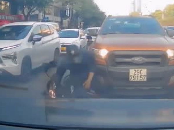 Clip: Lái xe máy luồn lách, tài xế bị 2 ô tô 'kẹp bánh mỳ'