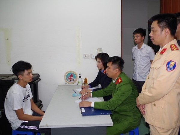 Bắt tài xế 20 tuổi lái ôtô thông chốt kiểm tra nồng độ cồn, tông thẳng vào CSGT