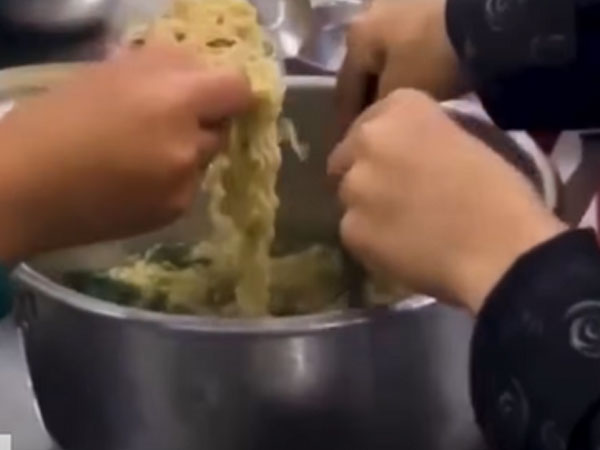 Trường bị tố cho 11 em ăn chung 2 gói mì tôm chan cơm: Đình chỉ hiệu trưởng