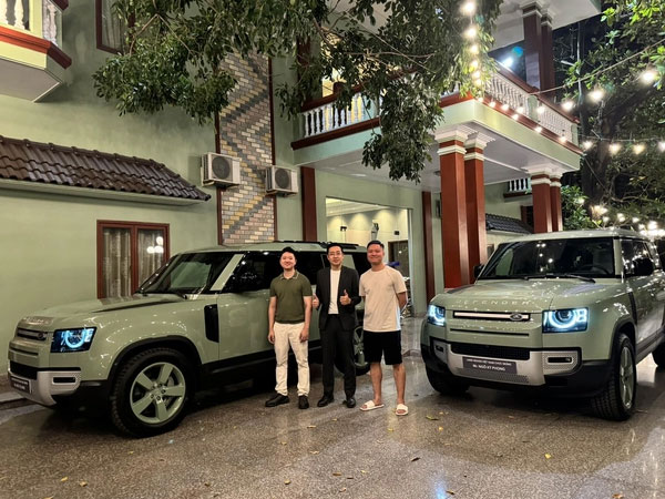 Hai anh em Bình Dương mua cặp Defender giới hạn 5 chiếc tại VN vì quá thích màu xanh, sơn lại cả nhà theo xe