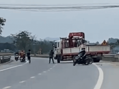 Điều tra nhóm thanh niên cầm gậy bao vây, đập vỡ kính xe tải trên quốc lộ