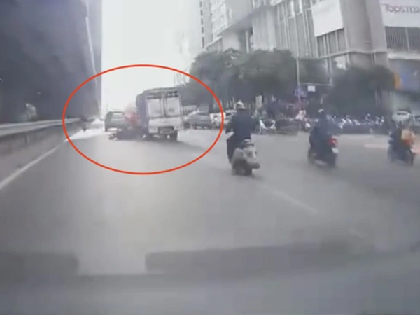 Truy tìm tài xế ô tô cố tình tông ngã xe máy rồi bỏ chạy