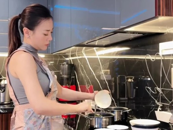 Phương Oanh mang bầu vẫn nấu nướng suốt 4 tiếng, thái độ Shark Bình ra sao trước món ăn đặc sắc của vợ?