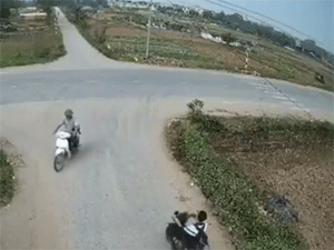 Sang đường kiểu 'báo đời', học sinh gây tai nạn kinh hoàng cho xe tải