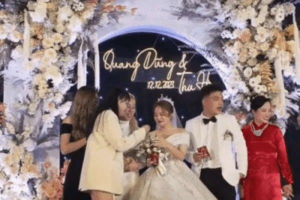 Sự cố hi hữu trong đám cưới Đặng Thu Hà: Khách mời làm mất nhẫn phải "mò vàng" trên sân khấu, giờ chưa biết kết cục ra sao!