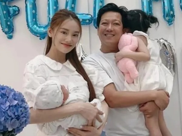 Để Nhã Phương lên đồ đi quẩy tiệc độc thân, Trường Giang ở nhà hoá bố bỉm